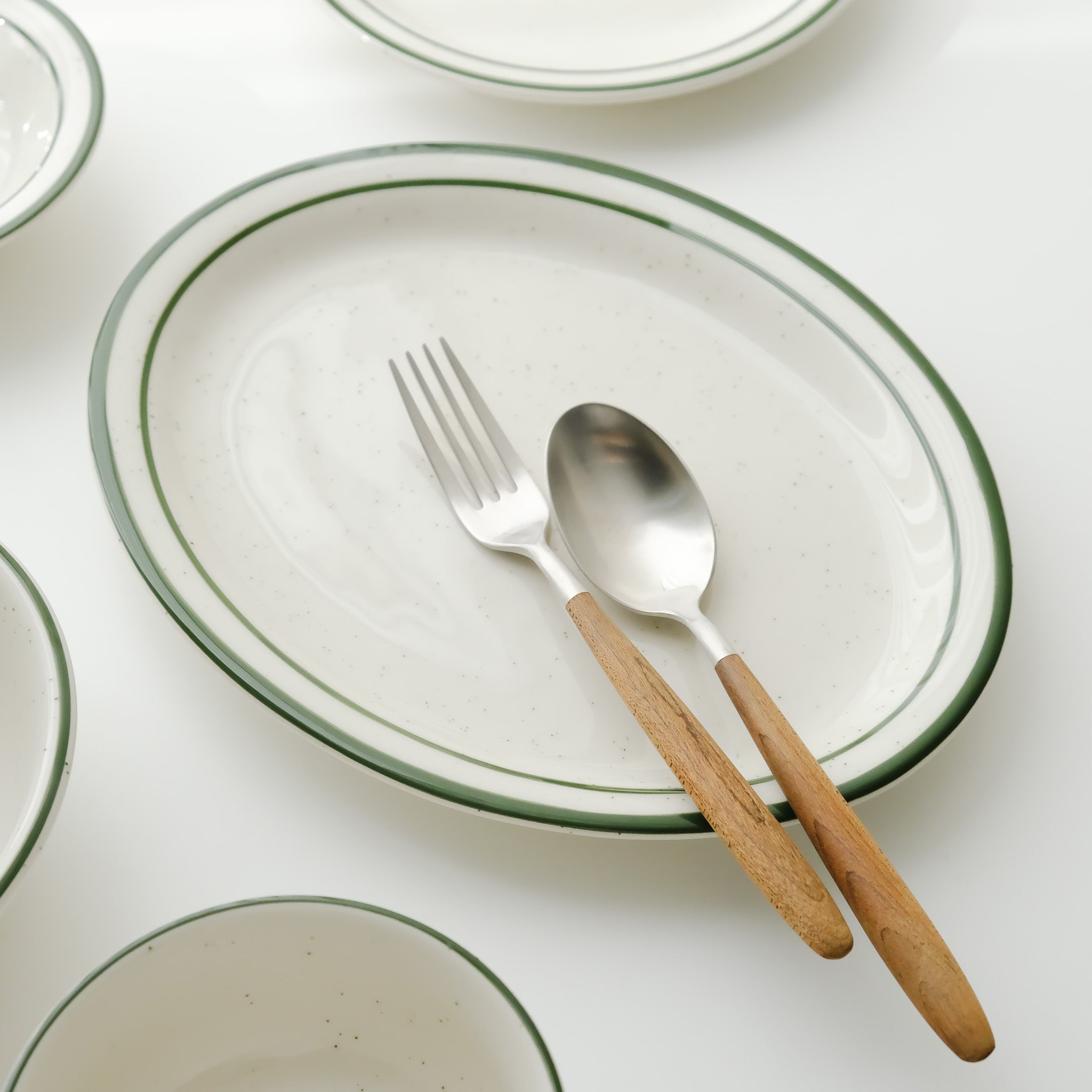 TUXTON Emerald Oval Plate