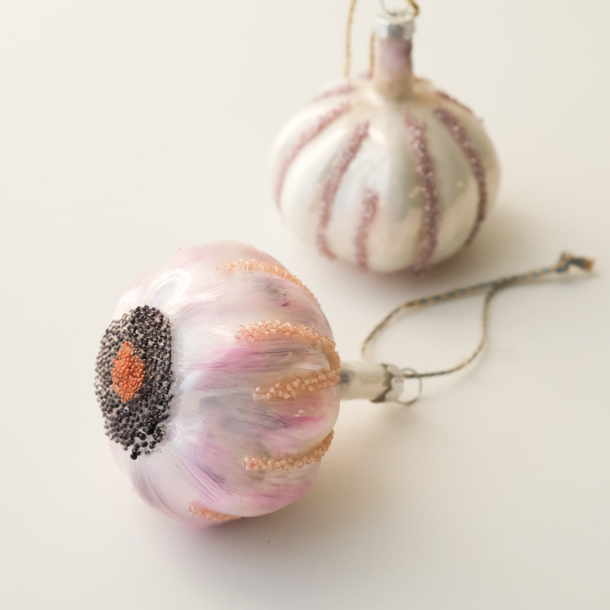 Vintage Heirloom Ornament - Garlic (2 colors)